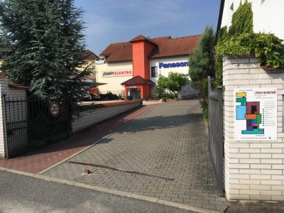 vchod z ulice U Elektrárny s vlastním parkovištěm
